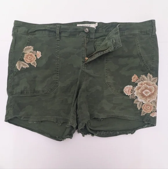 Torrid Green Camo Cutoff Shorts Floral Embroidery High Rise Raw Hem Casual 20 - Picture 8 of 13